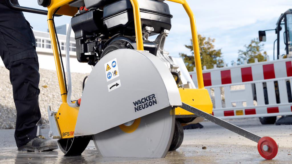 Operaio con una sega per pavimenti