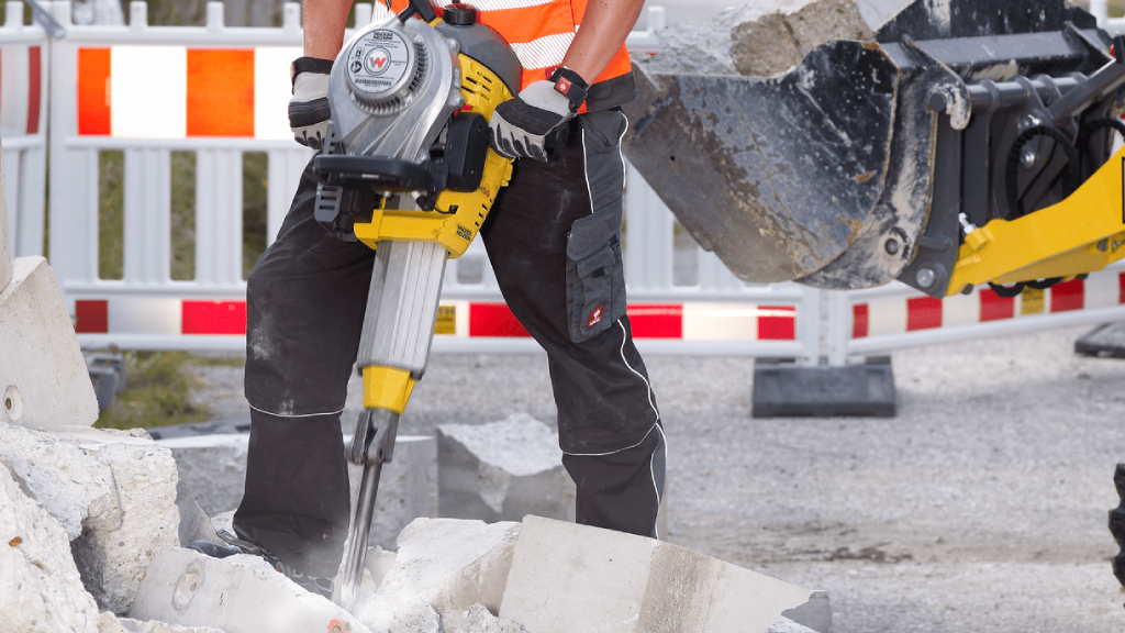 Operaio con un martello demolitore