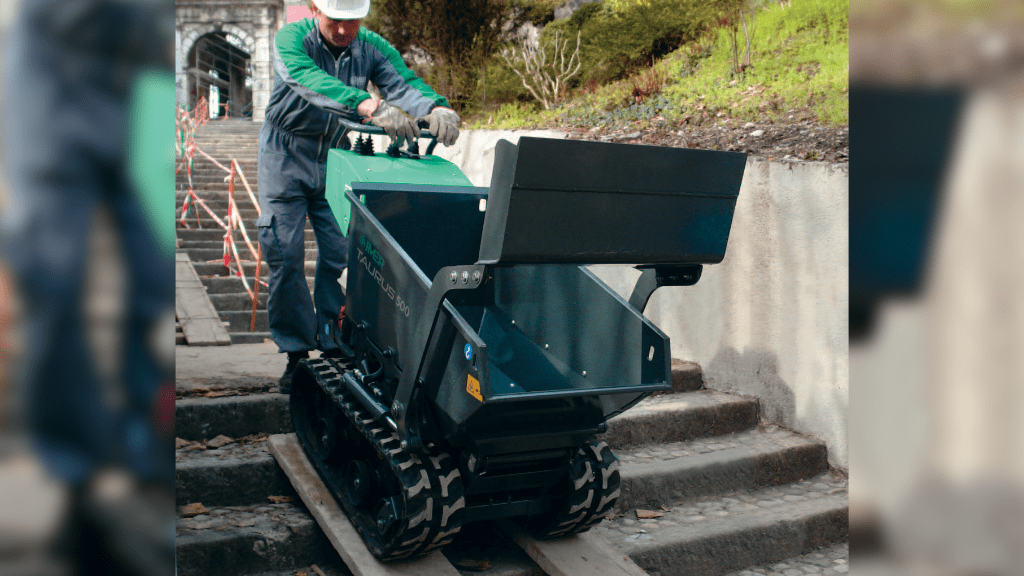 Minidumper cingolato su una scalinata.