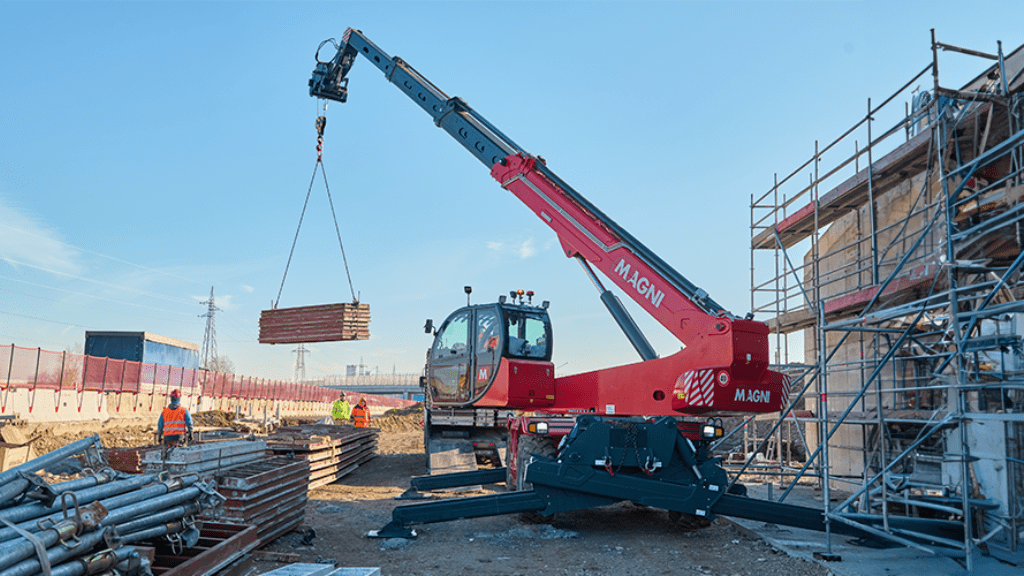 Sollevatore telescopico Magni in un cantiere.